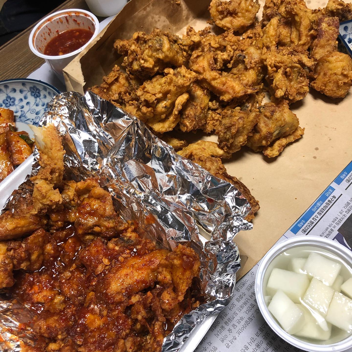 닭 한마리 가격에 양은 3~4인분으로 온가족 배부르게 먹을 수 있는 가성비 쏟아지는 거인통닭 칠곡점. 나의 원픽은 후라이드! 바삭바삭한 튀김옷과 속살은 촉촉 부드러운 ㅠㅠ너무 너무 맛있다. 부산 3대통닭인 거인통닭 칠곡점도 생겨서 정말 행복해.. 앞으로 포장 치킨은 여기만 머거야징!