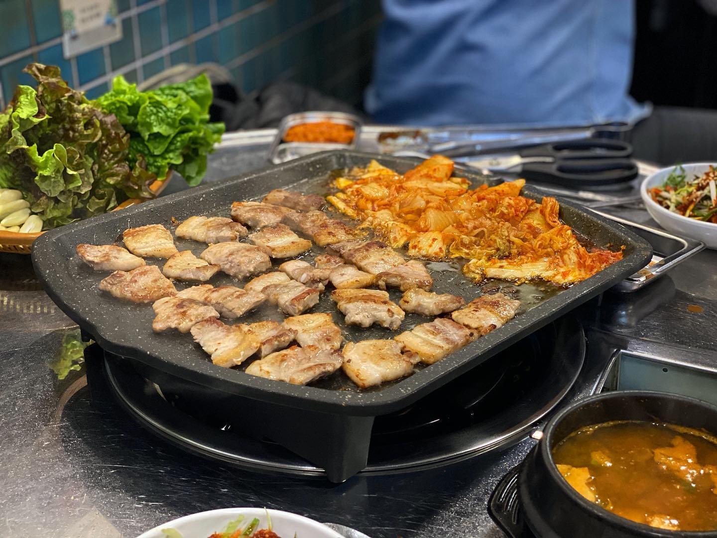#협찬  이번엔 마곡동에 있는 ‘경아식당’ 의 묵은지 삼겹살을 먹어보고 왔당

‘묵은지 삼겹살’ 이름답게 삼겹살과 묵은지반토박이 통째로 나온당👏👏
언제 먹어도 맛있는 삼겹살에 같이 고기기름에 구워진 김치는 정말 환상의 조합인 거 다들 아시져😽

묵은지가 넘 맛있어서 삼겹살에 쌈장안 찍어먹고 묵은지 하나씩 올려 먹으면 더 말이 필요없다 최고다 증말 😳❤️

그리고 추가로 시킨 ‘야끼만두무침’
이거는 소스가 정말 맛있당
비유하자면 약간 맵고 맛있는 떡꼬치 소스 맛이 나는데 매운 거 완전 못 먹는 친구는 이정도도 맵다고 하던데 나한텐 그렇게 맵진않구 적당히 매콤하니 맛있었당🌝 (사장님 사이드까지 이렇게 맛있어 버리면 제가 더 안먹을 수가 없잖아요,,🤣)

삼겹살과 묵은지의 환상 조합과 맛있는 야끼만두무침까지 드실 수 있는 ‘경아식당’ 추천 드려욤😋👍

#마곡맛집 #발산역  #경아식당 #마곡경아식당 #발산삼겹살 #발산삼겹살맛집  #마곡데이트  #발산역맛집 #마곡핫플  #발산역 #발산맛집 #발산역맛집추천  #발산부대볶음 #발산부대찌개  #맛집추천 #맛집탐방 #발산역맛집추천 #발산데이트 #마곡맛집추천  #먹스타그램  #맞팔 #선팔맞팔 #소통 #좋반 #좋아요반사 #칼맞팔 #칼좋반 #소통 #첫줄반사  #likeforlikes
