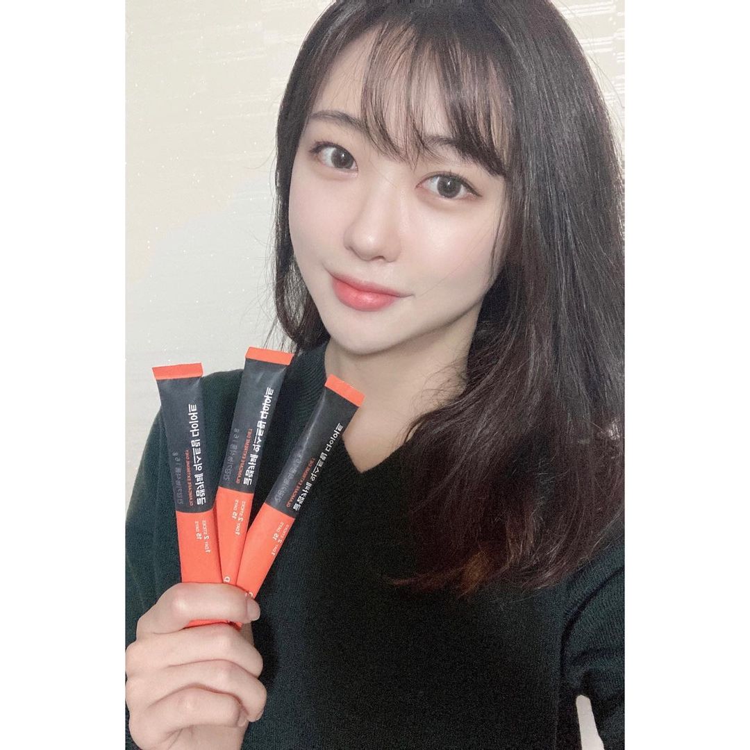 최지우 on Instagram: “가르시니아 추출물이 들어간 다이어트 커피😄 아메리카노 맛이고 찬물에도 잘 녹아서 아주 편하게 부담없이 마실 수 있다👍🏻…”