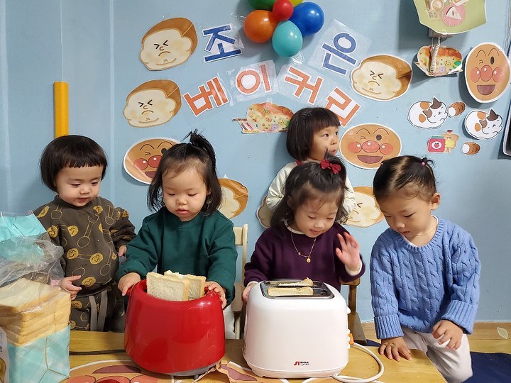 #얼집해피데이 
얼집에서 식빵으로 해피데이했어요^^
첫찌는 먹기바쁘고 둘찌는 신기해서 이것저것 하기바쁘고 ㅎㅎㅎㅎ 귀염둥이들 오늘 재밌게놀다오네용^^

#육퇴까지화이팅