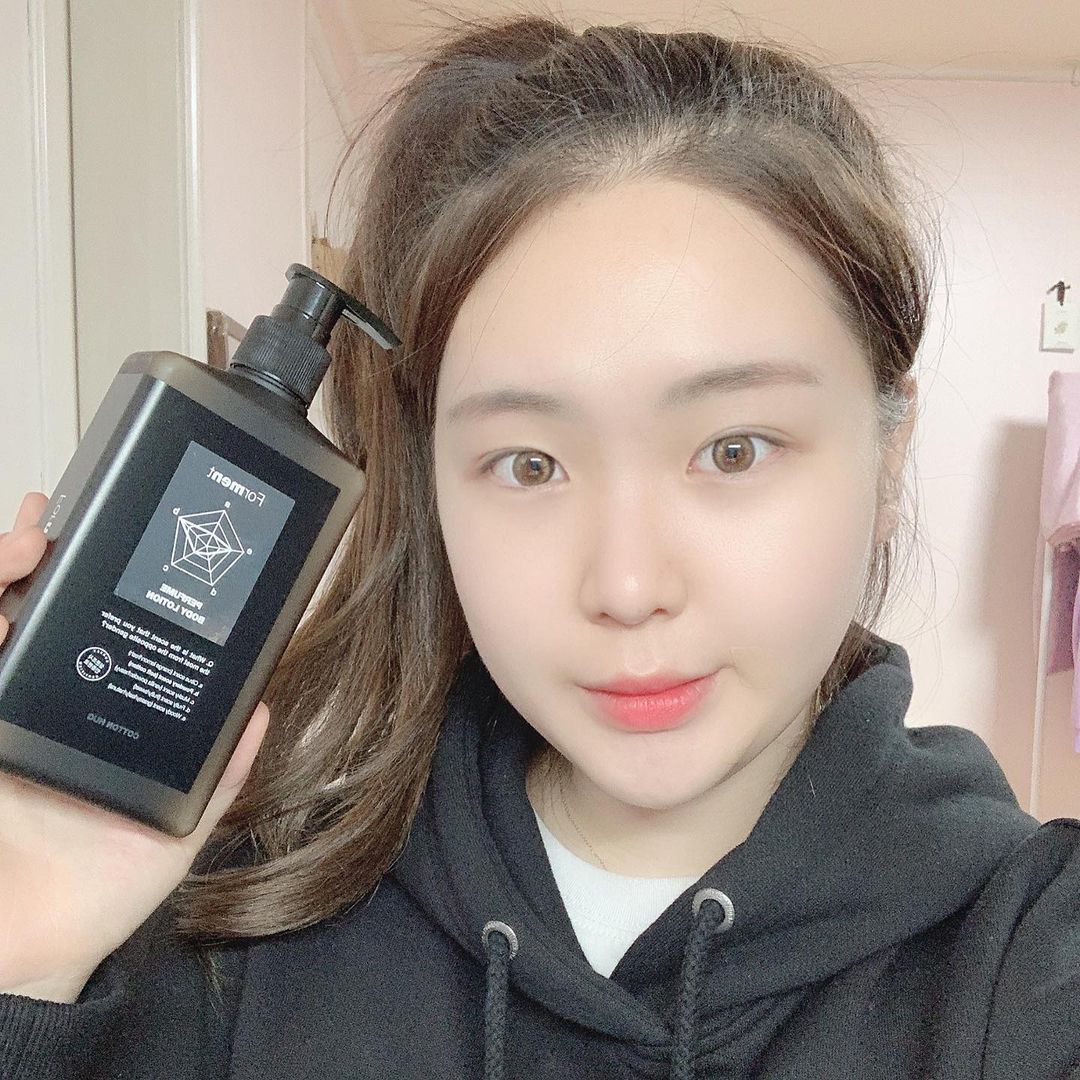 이다영💕(연아) on Instagram: “포맨트 퍼퓸바디로션 [코튼 허그] 바르는 향수로 자연스러운 살냄새가 나고! 엄청 끈적하거나 너무 무겁지 않은 바디로션이고 촉촉하고 보습력도 좋습니다! 냄새도 점점 살 냄새랑 섞여서 자연스럽게 은은하게 나는게 너무 좋아요. 부드럽고 포근한 살냄새가…”