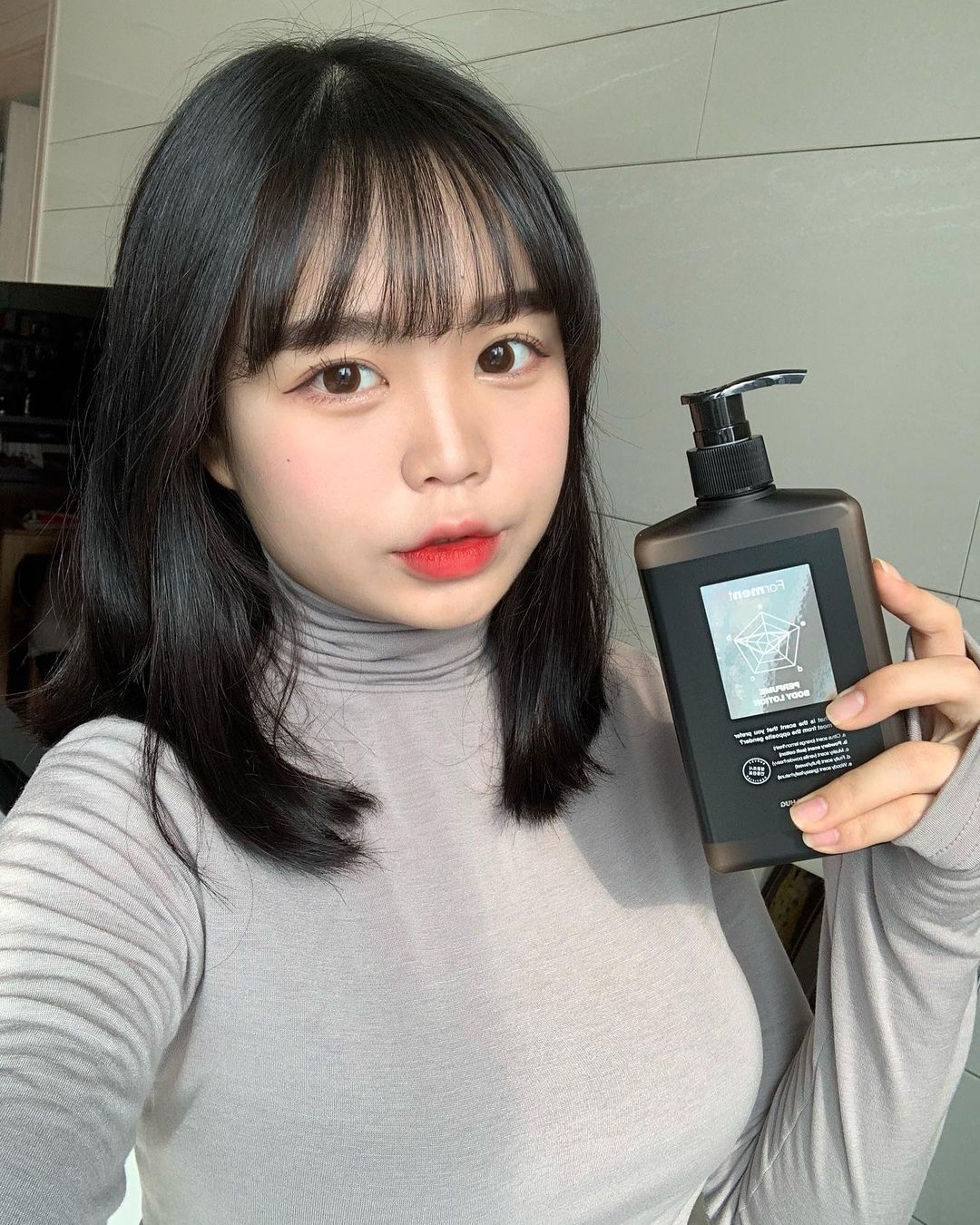 서진영 on Instagram: “#광고 포맨트 퍼퓸 바디로션_ 코튼허그 포맨트의 시그니처 퍼퓸의 향을 그대로 담은 바디로션이당 자연스러운 살냄새,…”