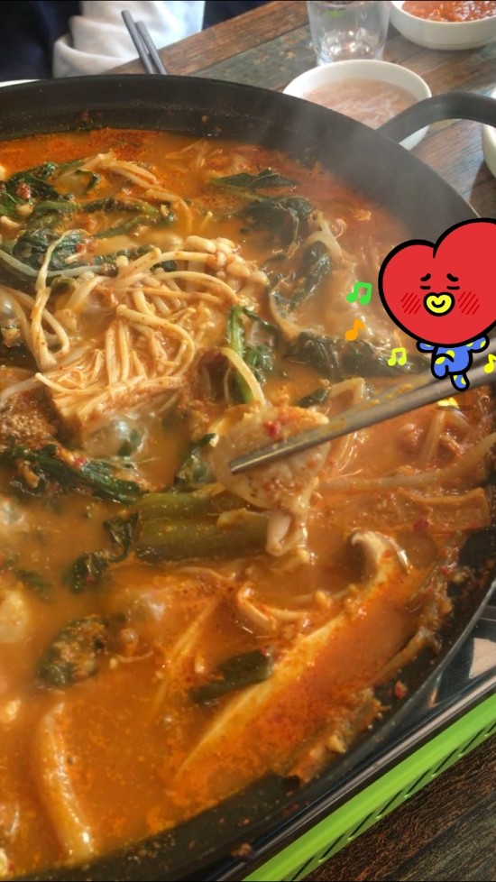 곱창전골 하나에 소주5병 각인 곱창전골 맛집 / [행당동 곱순이네] / 진한 감자탕국물 최고에요!
