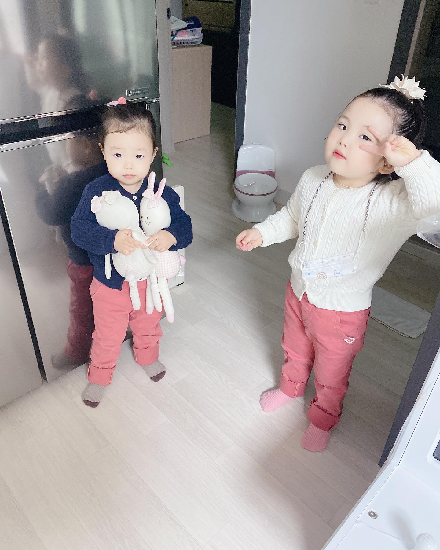 오늘 아침도 춥네요...😭

우리 하온이공쥬가 매일 아침마다 치마치마 노래를 부르고 아침마다 전쟁을 해야해서 싼가격에 어떻게하면 퀄리티좋은 옷을살수있을까 생각하다가
내가 쇼핑몰 운영을해보자.. 몇번 공구만 한두개 해보다가 정식으로 작은 쇼핑몰을 해보려해요~ 

갑자기 프로필에 링크생겨서 놀란 인친님도 계실테고 장사할라고 인친맺었나 하는분도 분명계실꺼예요.... 
뭐 생각하기 나름이겠지만.. 그런의도는 전혀 아니구요 정말 찐인친님들과 육아소통하려고 만든 인스타고 예전부터해온계정이예요~

뭐 주저리주저리 말하다보니 서론이 길어졌네요~ 무튼 저 잘해보려구요^^
찐인친님들과 소통도 잘하고( 제가 위안을 많이받거든요❤️) 쇼핑몰도 다 잘해보렵니다 ㅎㅎ 그러니 응원뷰탁드려요!! 
오늘하루도 육아팅👊🏻 화이팅👊🏻하세요!!!!

#워킹맘은위대하다