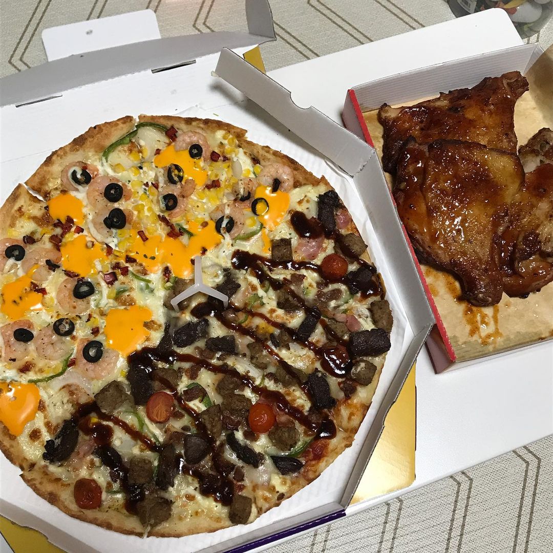 혜인 on Instagram: “#제품제공 🍕 미스터피자 30주년 기념으로 나온 행복드림세트. 햄벅한 새우L+맵킹닭다리 세뚜🧡 세트가 이렇게 푸짐 할수가!! 신랑도 놀람👀 토핑이 듬뿍 듬뿍 올라가서 한입 먹으면 씹는 재미도 있는. 치즈버거 맛을 구현한 피자는 고기가 넘넘 맛있👍…”