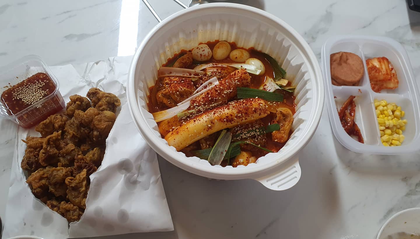 #불금🔥 #계대동문맛집 #닭도리탕맛집 
#20201127 #또먹자 
계대동문에 줄서서 먹는집이레요
 지나다가 사람줄이 볼때마다있어서 포장으로 먹었는데 맛있어요 
포장해서오면 맛이 밍밍할수있으니 좀더끓이고 약간의msg넣으니 맛있는 맛
싱겁게드시는분들은 그냥드셔도될듯해요

#불금 #계대맛집 #계대동문맛집 #닭도리탕 
#닭도리탕맛집  #또먹자그램