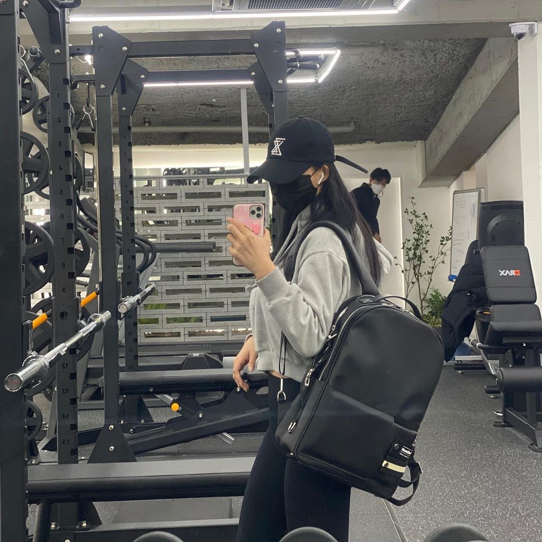 𝐵𝒶𝓂𝓂𝓎 🌺 바미 on Instagram: “#협찬 그림그리러 다니고 운동하러 다니고 촬영도 하니 짐이 하나 둘 많아지더라구요 , 그래서 백팩 하나 필요하다 싶었는데 어머, 세상에 디자인 이뻐 ❤︎ 앞부분 스트랩은 교체가 가능 해서 기분에 따라 깔맞춤으로 블랙/레드 컬러매치 가능한 노트북…”