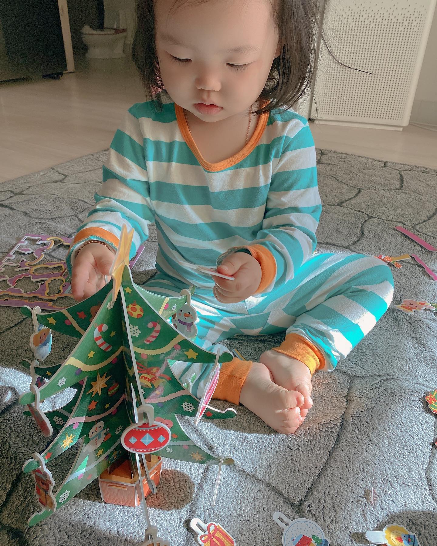 또 터져버린 코로나로 이번주말은
강제 방콕....뭘할까 하다가
있는거 다꺼내놀자해서 찾다가 ㅋㅋㅋ
트리만들기부터 글라스펜까지
우리집에 뭐가 많이있었구나...
ㅋㅋㅋㅋㅋㅋㅋㅋㅋㅋㅋㅋㅋㅋ
유리창닦느라 엄마쥭는줄알았다..
그래도 너희만 즐겁다면야...
내일도해....🙈

#배란다더러움주의