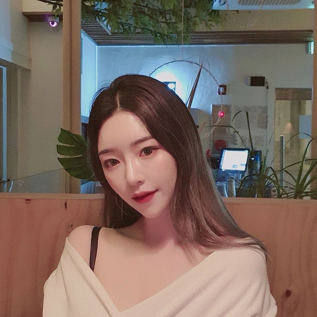 Susan on Instagram: “날씨 진짜 너무 추워요 이빨 달달떨려 🥶 크림중 최애템인 에이프릴스킨 쑥 스쿠알란 하이드라 젤 크림 !! 성분도 순하고…”