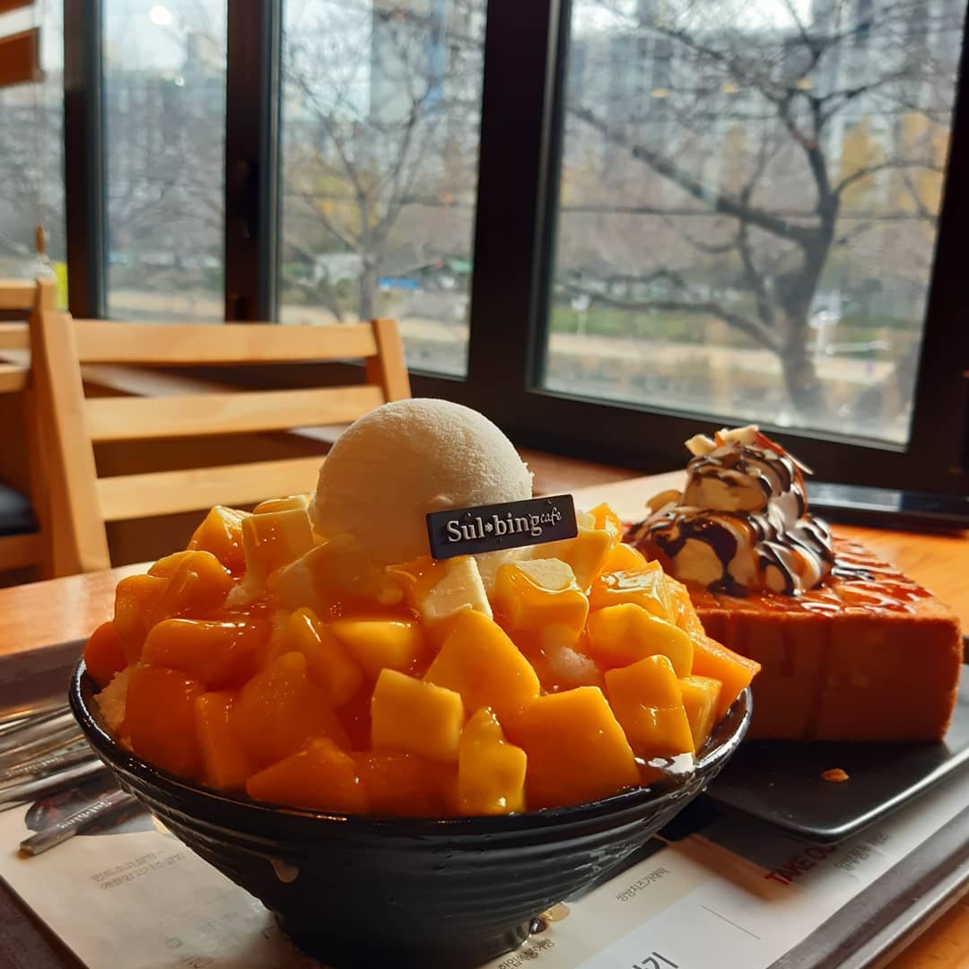 🍧#설빙 🍨

🍧#애플망고치즈설빙  11,900
🍞#허니버터브레드  5,900

주기적으로 생각나는 설빙이다🥰
개인적으로 최애가 애플망고🥭설빙이고 그다음이 🍫초코올라간 빙수들이당
(초코 맛있기는 한데 입 주변이 초코초코 해져서 가끔씩은 꺼리는..🤔)

애플망고치즈설빙은 내가 좋아하는 🥭+요거트🍦+🧀 다 있어서 질릴수가 없는 조합이랄까💕
오늘따라 빙수중간에 요거트가루가 많아서 더 좋았던🤭

허니버터브레드는 딱히 기대안했지만
모두아는 그맛!😋

#설빙
#애플망고치즈설빙#맛있쪄#최고#냠냠😋