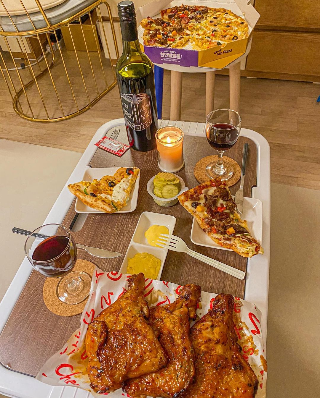 @heavenpark shared a photo on Instagram: “🏠 이번 주말은 꼼짝없이 집콕. 전세 재계약 기념으로 소소하게 피자 홈파티 중🥳🍕🍷 #미스터피자 의 야심찬 신메뉴 #뉴드림세트 #햄벅한새우 피자와 사이드메뉴 #맵킹닭다리 🍗 피자는 원래 맛있고 맵킹닭다리가 기대이상으로 넘 맛있었어요 😋 #협찬…” • Nov 29, 2020 at 10:43am UTC
