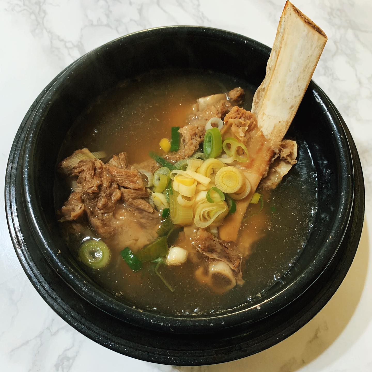 🍲갈비탕🍲
⠀
오늘처럼 쌀쌀한 날씨에 잘 어울리는 메뉴,
포장한 다음 집에서 뚝배기에 끓여먹으면 더 맛있어요☺️
⠀
#갈비탕 #포장 #집밥 #먹스타그램
#food #dinner #cooking #jmt