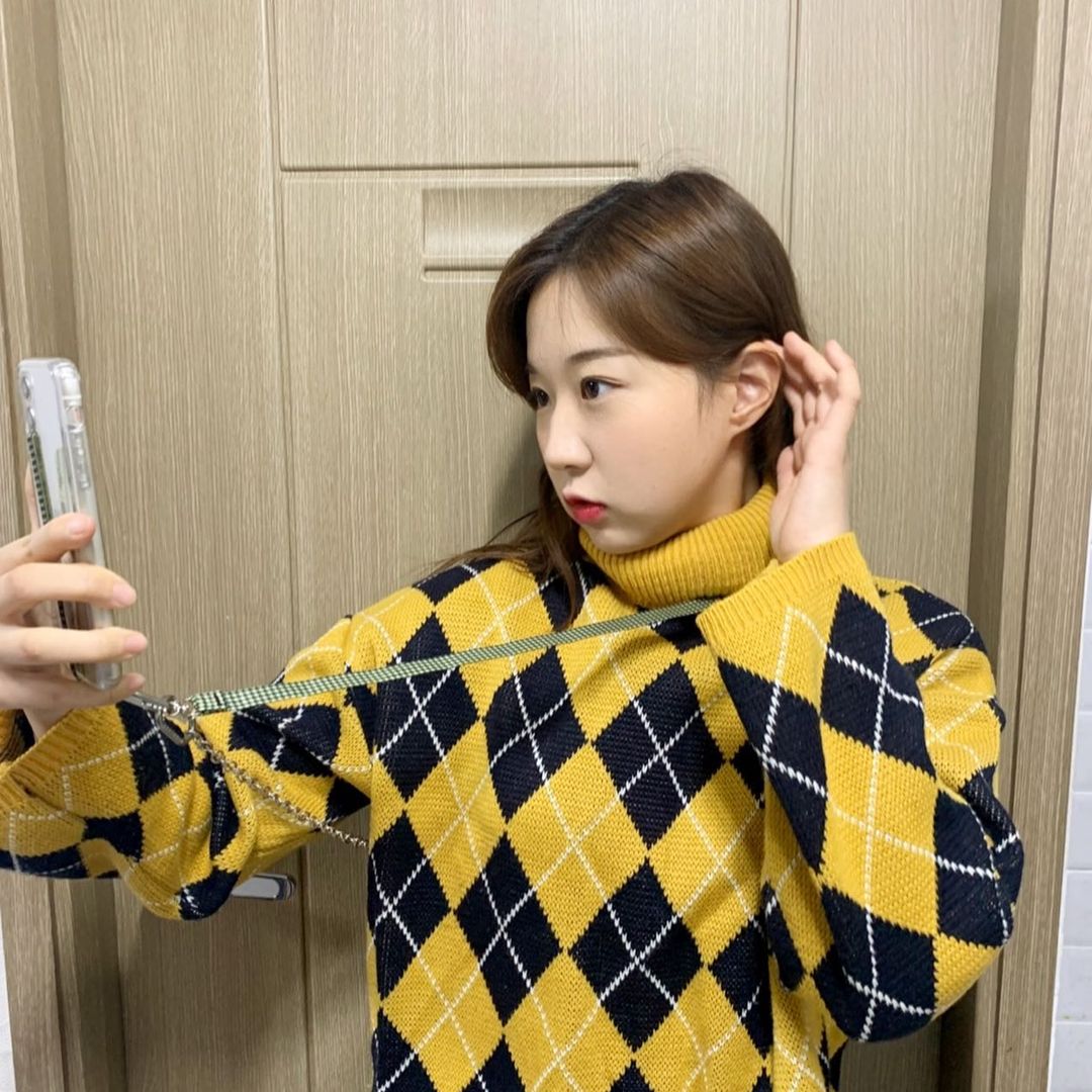 이수현 on Instagram: “핸드폰 맨날 어디뒀는지 찾는 저에게 안성맞춤 제품을 하이루프에서 협찬 해주셨습니다🌻 두손이 자유로워 너무 좋고 제일…”