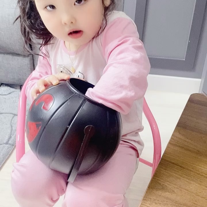 💕생일이벤트당첨자💕

하온이가 뽑은 세분께 디엠드릴게요^^ 
같이 참여해주신 분들께 다드리고 싶은데 아쉬워요ㅜㅜ
좋은말 이쁜말해주신 분들께 너무 감사드리고 우리하온이 이쁘게 키울게요!!! 감사합니당😍 

😱동영상목소리..ㅋㅋㅋㅋㅋ
엄마이거 왜하는거예요...ㅋㅋㅋㅋㅋㅋㅋㅋㅋㅋ팩트... 너땜에햇다요것아

#찐인친님들잘자요오늘도토닥토닥
