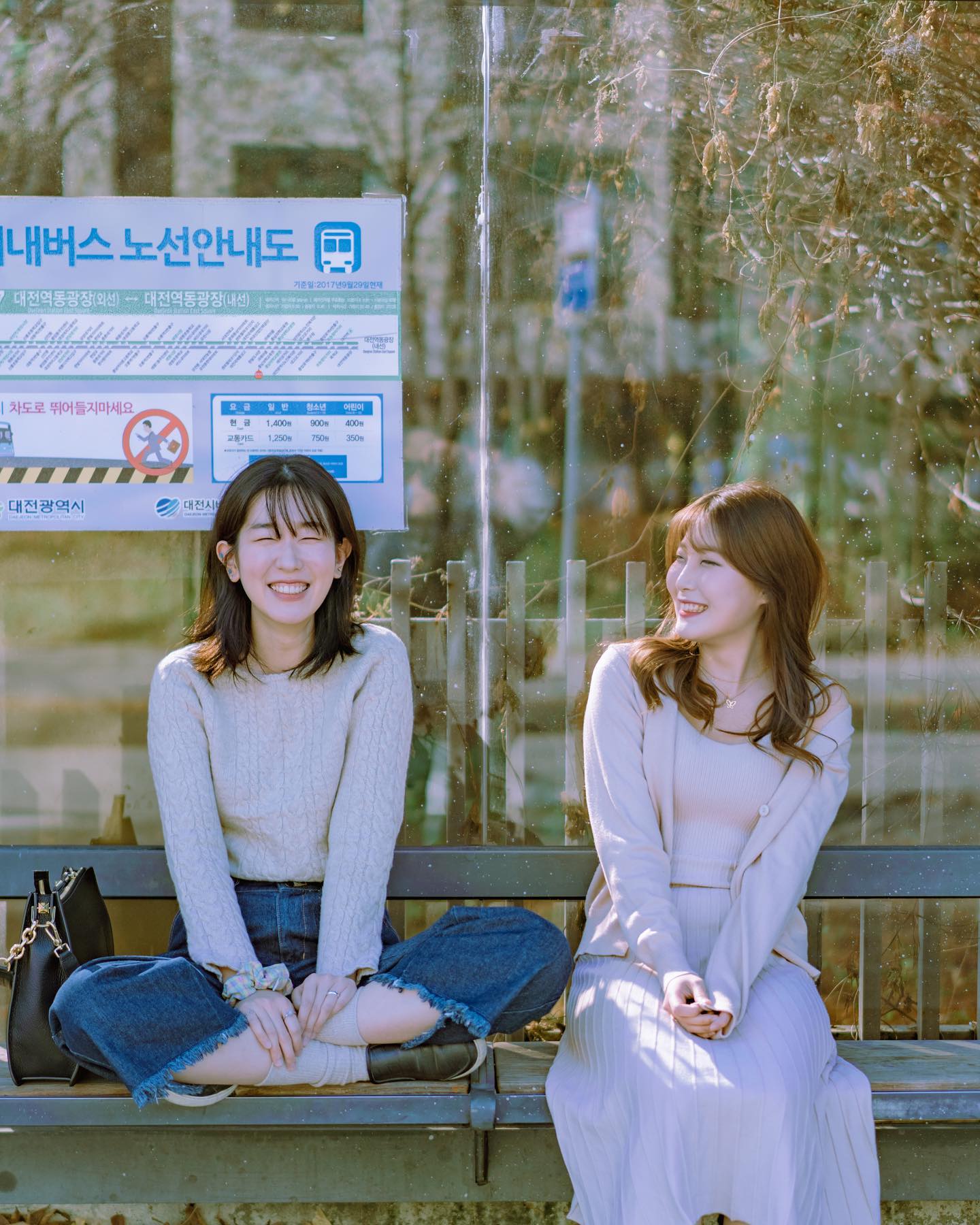 ,서영&여은
⠀
⠀
촬영 초반부 사진은
보통 건질게 없는데
이번엔 달랐다ㅎㅎ
⠀
⠀
#a7m3#새롭게#순간을담다
#사진가#시선#문화동#스냅촬영
#순간#사진기록#대전스냅
#단렌즈#순간#갬성사진