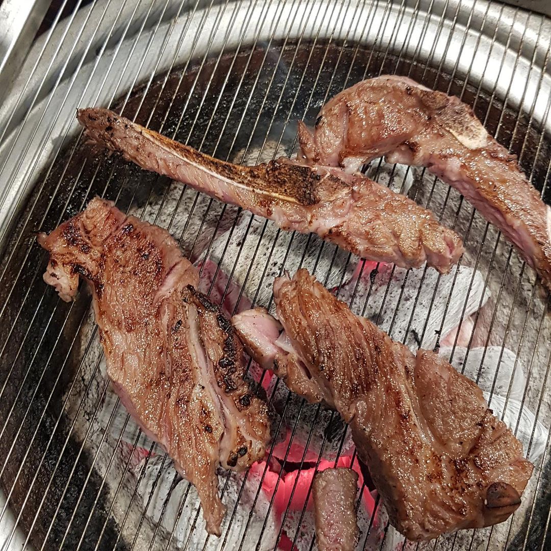 지수(jisoo) 🇰🇷 on Instagram: “#유료광고#광고 의정부 최대규모 양갈비 맛집 소개해드려요! 바로 오형제수산양갈비인데요, 저칼로리 고단백이라서 다이어트에도…”