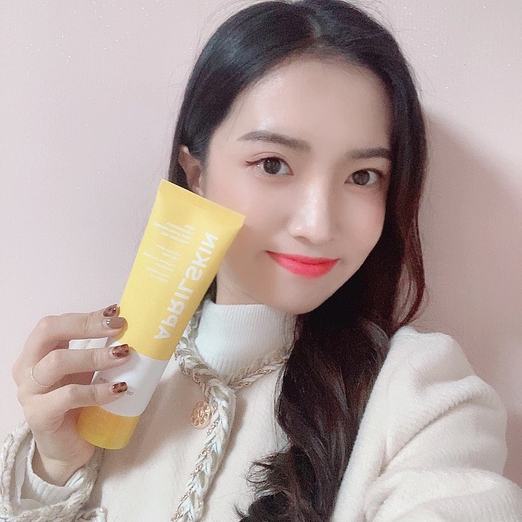 유빈 on Instagram: “#광고 리얼 카렌둘라 PHA 히알루로닉 필링젤 ⠀ 대세 필링성분 PHA와 마일드 효소 파파인이 함유돼 피부에 쌓인 각질과 노폐물을 순하게 제거하는데 도움을주고 사용 후에도 건조하지 않고 촉촉하게 마무리되서 순하게 필링할때 좋은 리얼 카렌둘라 PHA…”