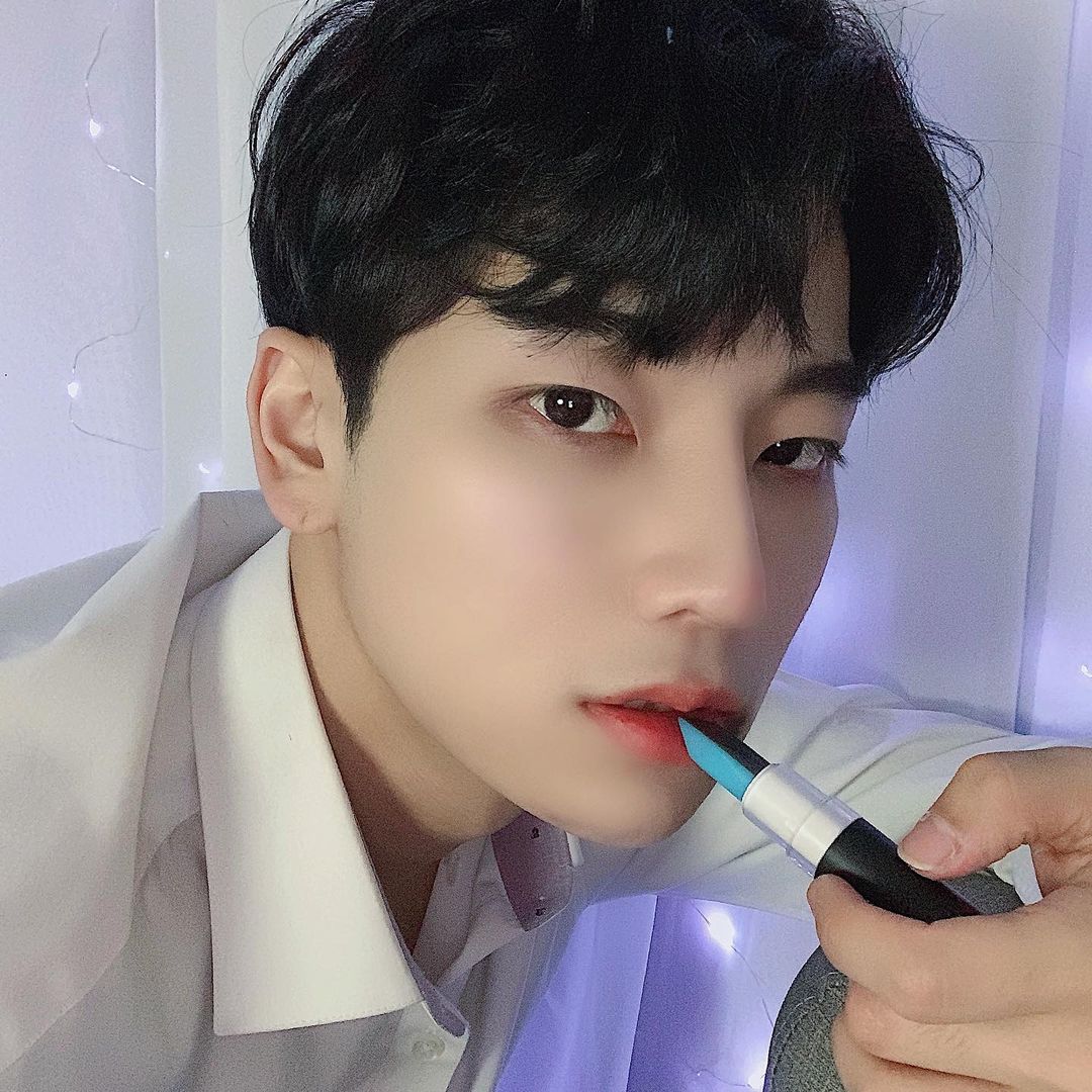 승휘 on Instagram: “#협찬 남자들의 전용 립밤 겨울철 입술트는분 한테 추천!!! 블랙은 자연스러운 네츄럴 립밤이고 스카이는 컬러가 들어가있는 생기 립밤입니다”