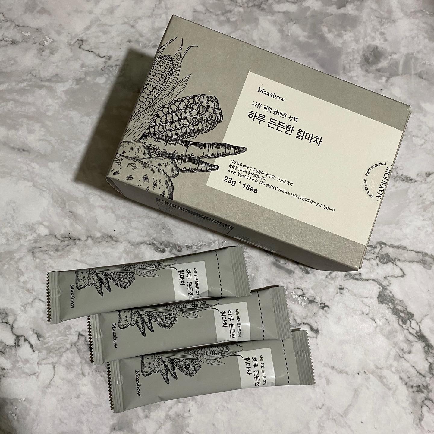 #파랑리뷰 #협찬 하루가 든든한 칡마차!

일할 때 밥도 잘 못먹고 다니는데 맥쇼 선식 덕에 에너지충전 잘 하규 있숨다 ㅎㅎ
바삭하게 후레이크도 들어가있어서 씹는 맛이 좋아용 ㅎ 맛은 고소! 

#15그램 #첫줄 #뷰스타 #협찬러 #15그램뷰티 #15그래머 #맥쇼 #maxshow #하루든든한칡마차 #선식 #간편식 #다이어트 #한끼 #pacificlab #maxshowketocoffee pacificlab_official