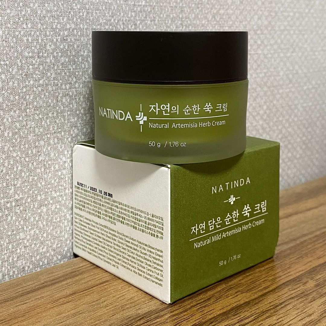 새미(23) on Instagram: “- ⠀ ⠀ 무려 쑥 추출물이 80프로나 들어간 크림 추천드려용 !! 이름 그대로 엄청 순하고, 향도 전혀 거부감이 없답니당 '0' 바른지 몇시간이 지나도 여전히 부드럽고 촉촉해서 겨울에 쓰기 딱일 듯 해요 ^*^ ⠀ 쑥크림 구매…”