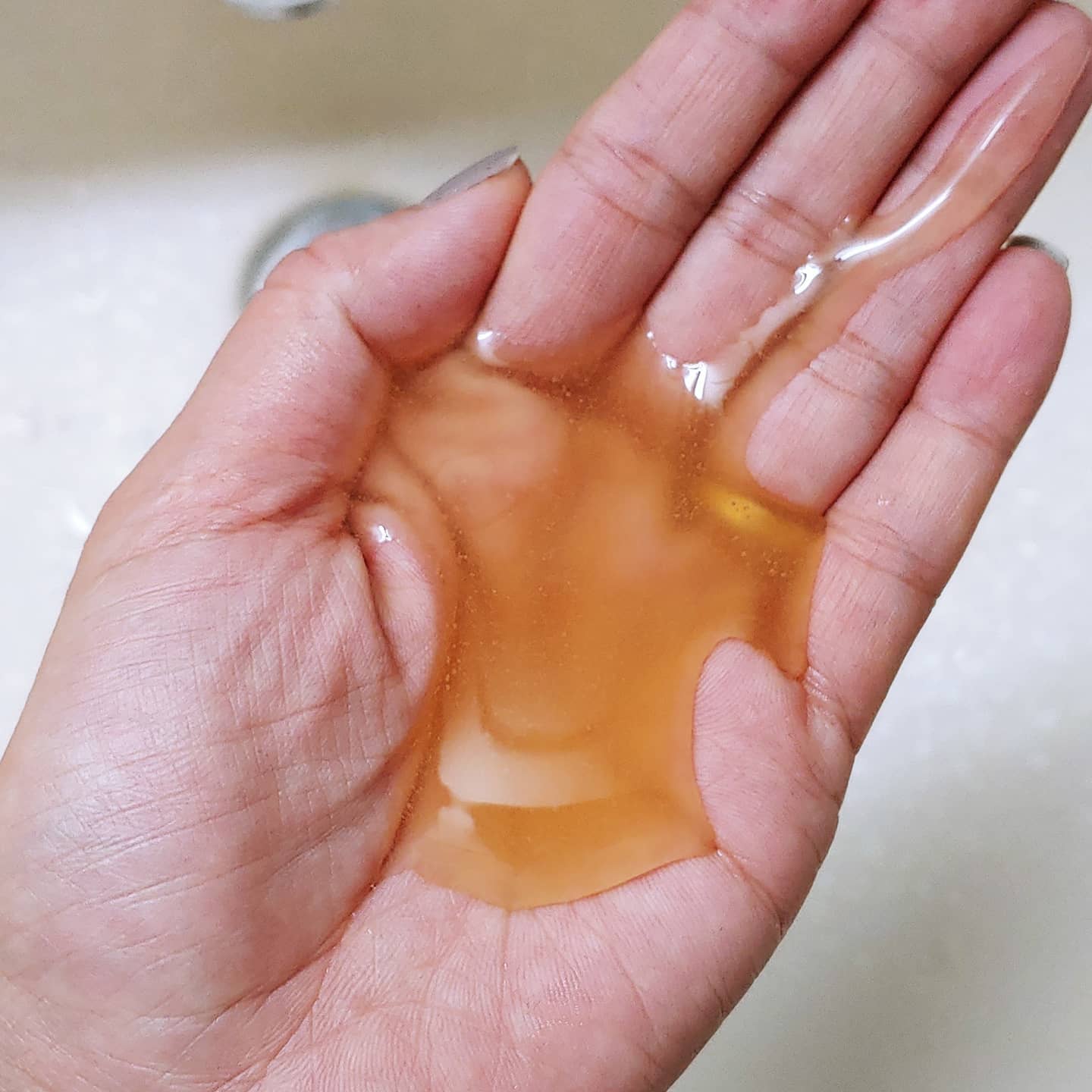 .
#협찬
머리카락이 워낙 많이 빠지는 타입이라 
조금이라도 도움되고자 샴푸 바꿔봤어요
참조은머드 두피케어 미네랄 샴푸에요.

환절기에 고양이 강아지만 털이 빠지는게 아니니까 내 머리도 신경 많이 써야죠 ㅎ

심해천연머드에서 고도의 기술로 분리해낸 미네랄, 자연유래 영양성분을 모발에 채워요.
거품도 풍성하고 계면활성제도 없어서 더욱 건강한 샴푸가 가능해요.
최근엔 모발 손상이 심해져서 너무 신경쓰이는데
꾸준히 쓰면서 더 좋아지길 바라고 있어요
.
.
.
#두피샴푸 #탈모샴푸 #두피관리 #탈모방지 #탈모방지샴푸 #샴푸 #탈모 #머드샴푸 #08L