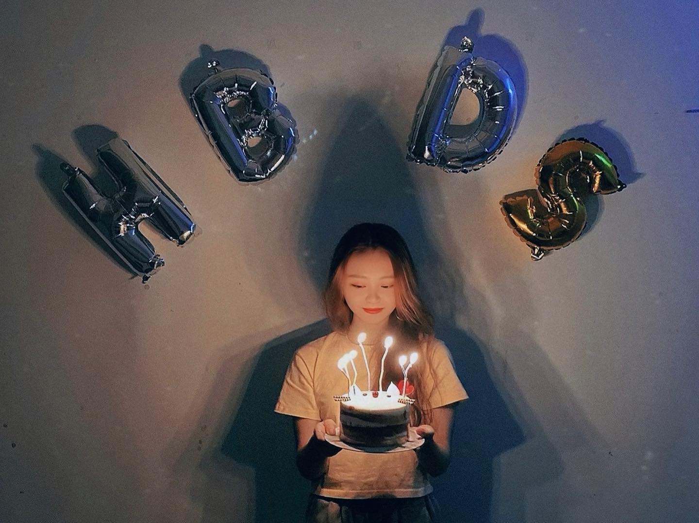 올해도 너무 과분한 사랑을 받은 생일이었어요🥰
코로나 때문에 약속들 다 취소하고 급하게 룸 잡은것만 파티했는데 다들 더 챙겨주려 하시고 신경써주셔서 감사합니다!! 이렇게 받아도 되는지😢 너무너무 감동🥺 제가 더 잘할게요❤️🌱
.
.
.
#솔쨩의일상