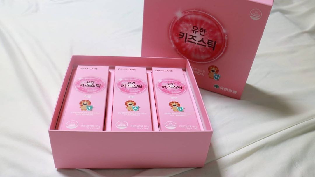 밴정 on Instagram: “#유한키즈스틱 아이들 면역과 정상적인 세포분열을 위해 준비했는데, 블루베리맛으로 아이들이 더 찾는 #키즈아연스틱 . . . #광고 #협찬 #유한양행# 유한키즈스틱 #키즈스틱 # 아연 #어린이영양제 #어린이영양제추천 #어린이면역 #면역영양제…”