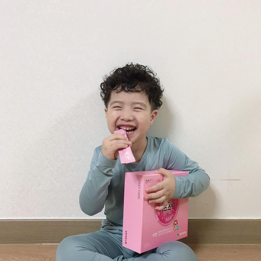 최지호 on Instagram: “#협찬 아이들이 좋아할만한 '블루베리맛'유한키즈스틱!!지호는 블루베리를 싫어해서 걱정했는데 너무 잘먹더라구요~젤리타입이라 젤리를 좋아하는 지호한텐 안성맞춤👍👍 스틱이라 하루에 한개씩 손에 쥐어주면 간식처럼 혼자서도 잘먹으니 너무 편해요~10포에…”