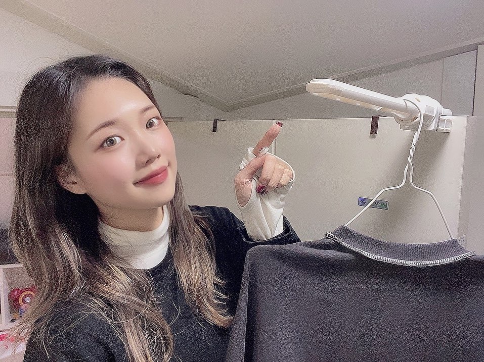 #협찬#파랑리뷰 #일상공감틈새옷걸이 ❗️제 방은 워낙 천장이 낮아서 방문이 제 키보다 작은데요...ㅋㅋ😂 문 윗부분에 활용하여 간편하게 거치해 쓰고있는데용! 아무곳에나 쉽게 설치가되서 여행을 갈 때도 유용할 거 같아요!😉 (코로나 언제끝나 ㅜ..) 5구 걸이 구멍으로 넉넉한 수납이 가능해서 옷이 너무 많아 수납장이 터질 것 같은 저에게 아주 딱이었답니당 ㅎ +선물해주기도 넘 좋을 것 같아요😚ㅎㅎㅎ홓 정리정돈 안되는 사람은 플렉스하기 딱👍

#일상공감 #틈새옷걸이 #일상공감옷걸이 #옷걸이 #옷걸이추천 #미니행거 #옷행거 #다용도옷걸이 #옷정리 #옷정리수납 #옷정리노하우 #다용도걸이 #도어행거 #정리수납 #미니멀라이프 #미니멀리즘 #공간활용 #간편설치 #간편한설치 #넉넉한수납 #넉넉합수납공간 #살림템 #협찬환영 #리뷰스타그램 #맞팔