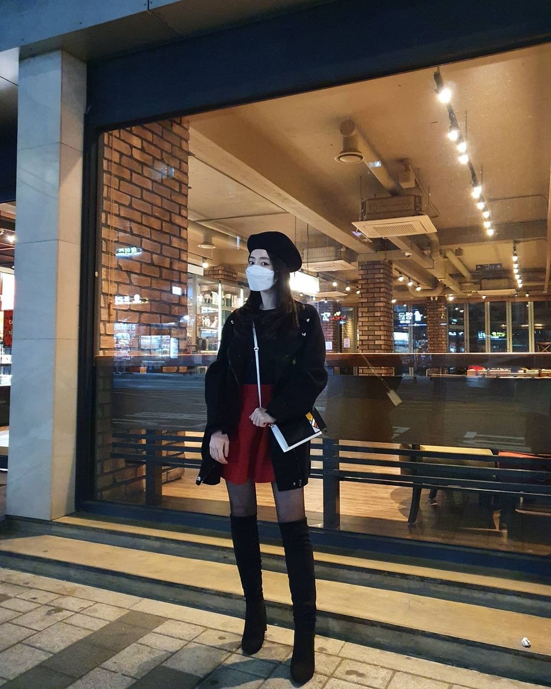 @pskypearl on Instagram: “#협찬 추운 오늘🤧과는 다르게 따뜻했던 지난주, 시리나 미니크로스백으로 델룩 포인트🖤 - 베레모와 레드 스커트 코디의 주말룩에는 화려한 클레오, 루즈핏 체크 코트 코디의 평일룩에는 모던한 모모 스타일밴드 부착했어요👜 - 감각적이고 미니멀한 디자인의…”