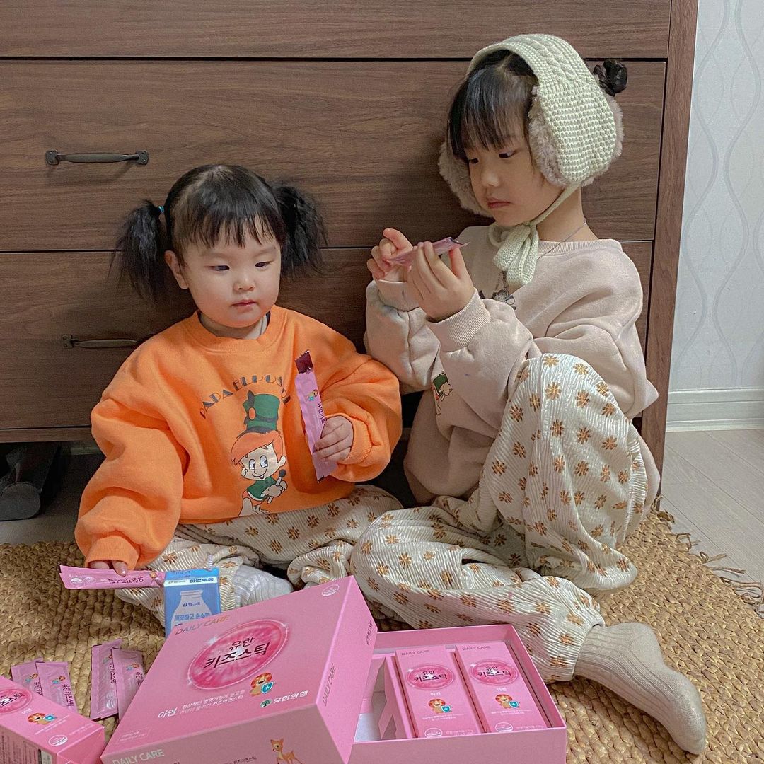 유하, 유주 엄마 on Instagram: “#협찬 #광고 ⠀ 몸에 좋다는 건 다 먹여보고 싶은게 엄마마음🤍 협찬이 안들어 왔으면 직접 구매해서 먹일 생각 이였는데 좋은기회로 제공받았어요 유한키즈스틱은 정상적인 면역기능을 위한 필수 성분인 아연이 들어간 키즈영양제품이에요, 아이들이 안좋아할 수…”