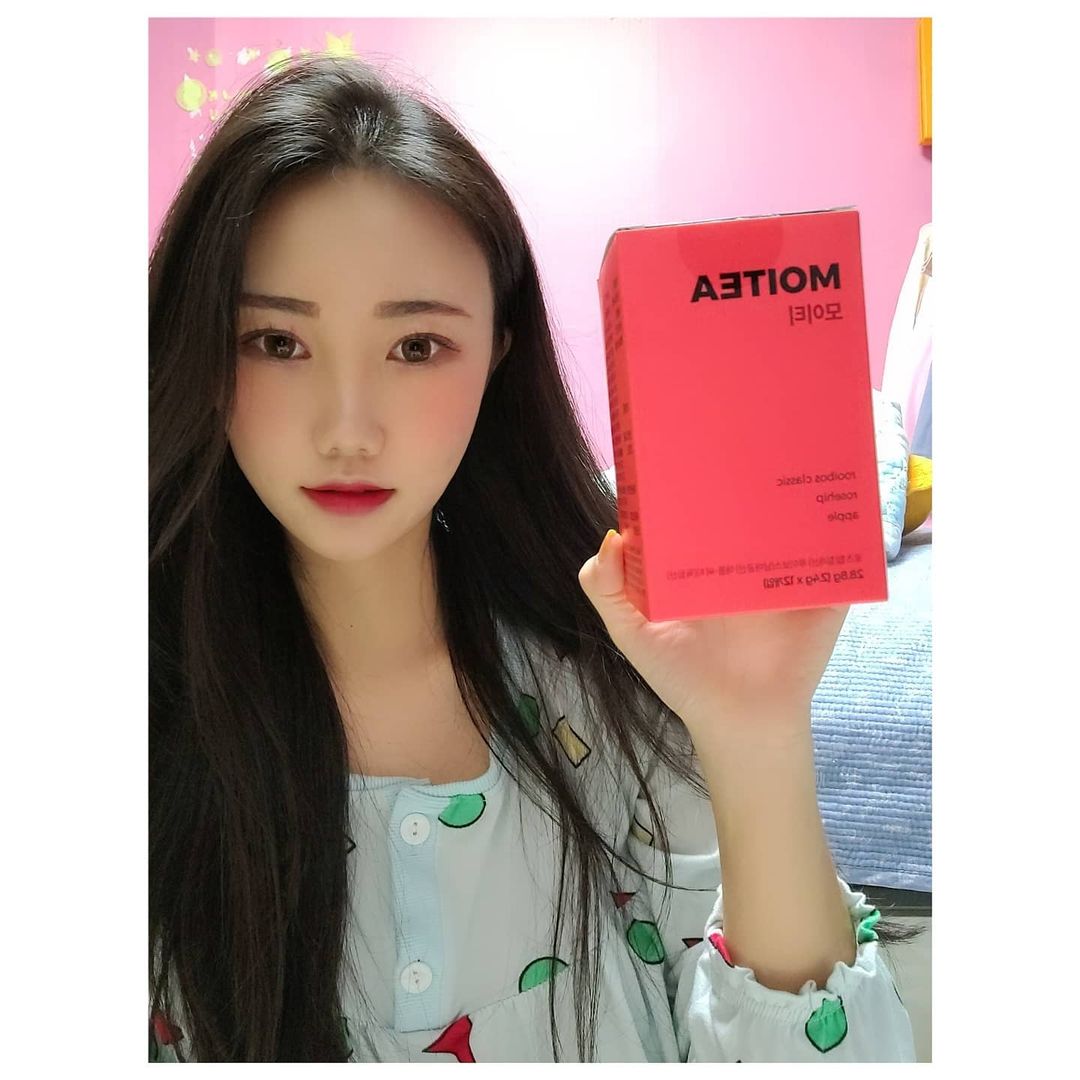 @j_aeyum on Instagram: “평소에 차 종류를 좋아하기도하고 잠자기전에 챙겨먹곤 하는데 모이티는 한가지에 여러가지재료가 있어 한번에 여럿 향을 즐길수있어 좋은거같아요 🥰 루이보스 로즈힙 사과와진피 비트 시나몬 으로 비타민충전까지 🙊🙊 요번 겨울은 요걸로 따듯한 겨울…”