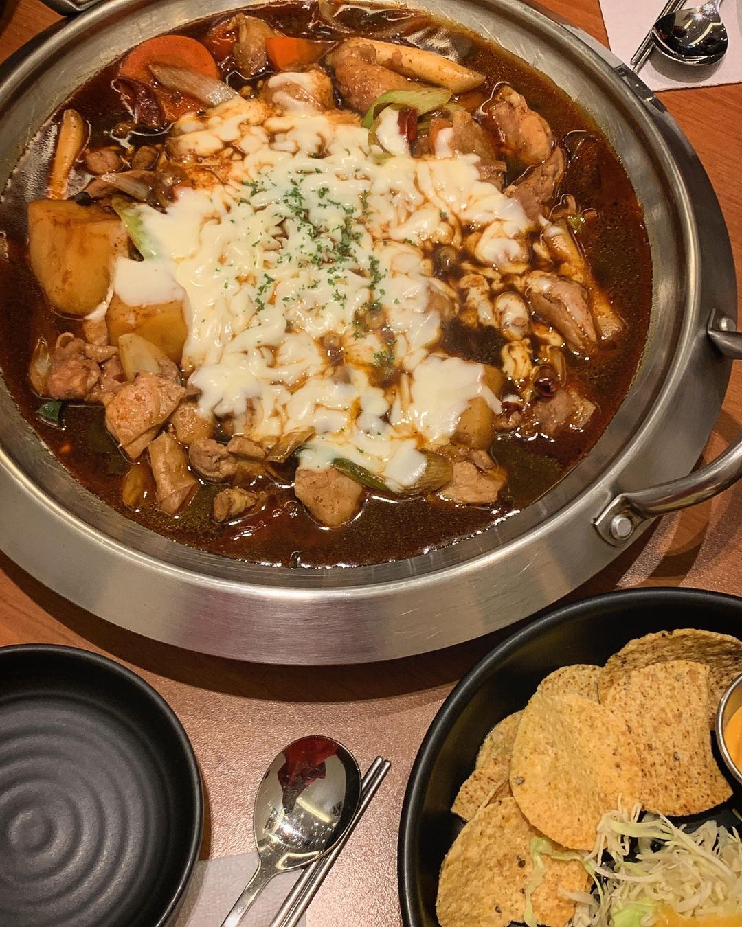 먹스타그램 제리 🐹🧀 on Instagram: “#협찬 디디피 맛집으로 유명한 #흥부찜닭 에서 #치즈찜닭 부수고왔어용 🐹💛💛 ⠀ 🔖제리가 먹은 메뉴는 치즈찜닭(순살) 이에요!! ♥️ 나초샐러드는 식전에 기본으로 나온답니당 ! ⠀ 여기 치즈 양 보이시나오ㅠㅠㅠ진짜 미쳐용 치즈 퀄도 넘 조아서 쮹쮹…”