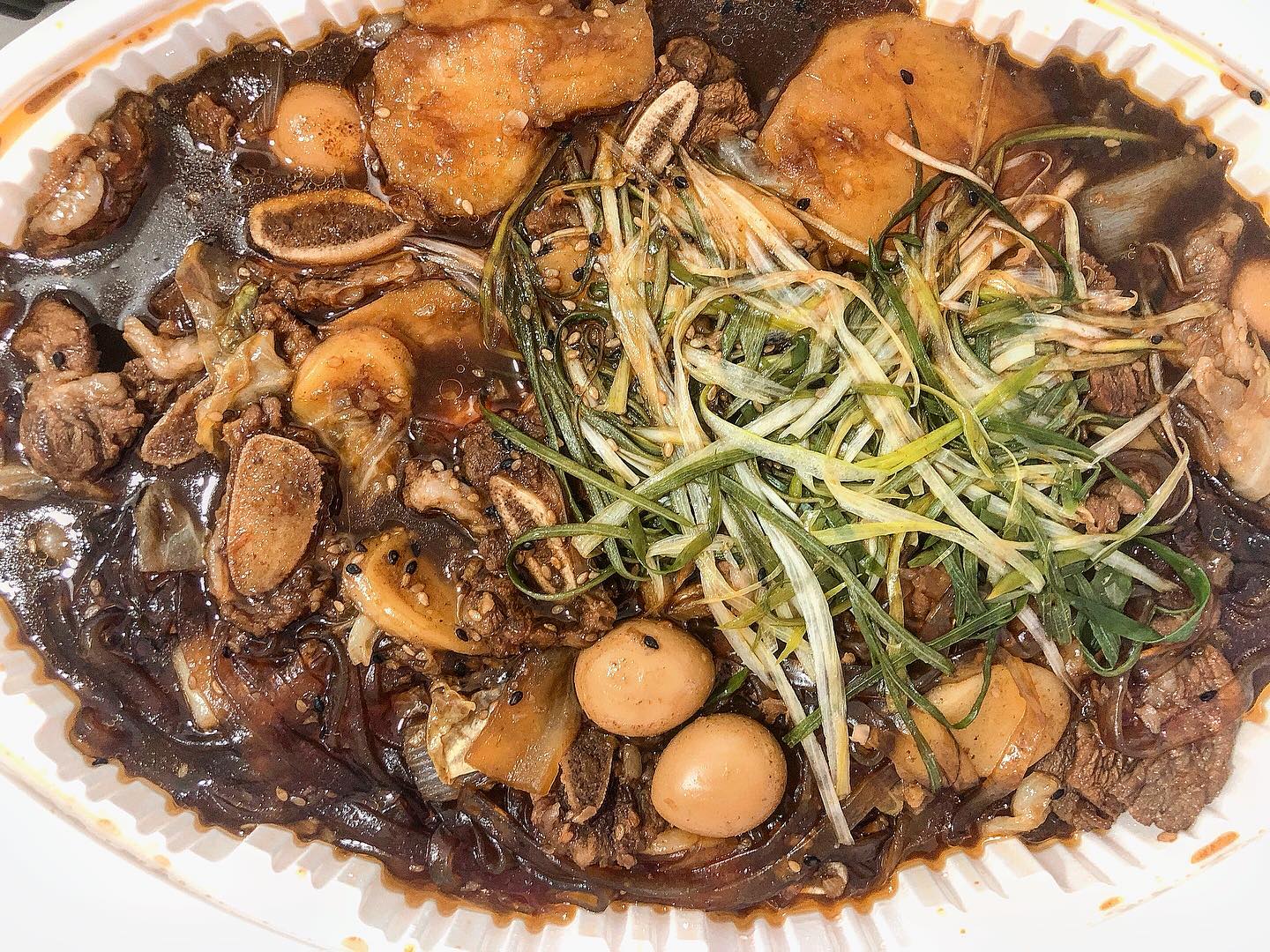 LA갈비찜 시켜먹었어요💛
#내돈내먹
갈비 얌으지게 뜯고 중국당면 추가에 날치알주먹밥 조물조물해서 양념에 비벼서 먹으면 .....아시쥬??
계란찜이랑 비빔냉면도 같이 호로록 이곳이 바로 천국이에여 🤣

#LA갈비찜 #날치알주먹밥#비빔냉면#중국당면#갈비찜맛집#배달맛집#엘갈비#갈비찜#계란찜#배달음식 #맛스타그램#강서구#강서구맛집