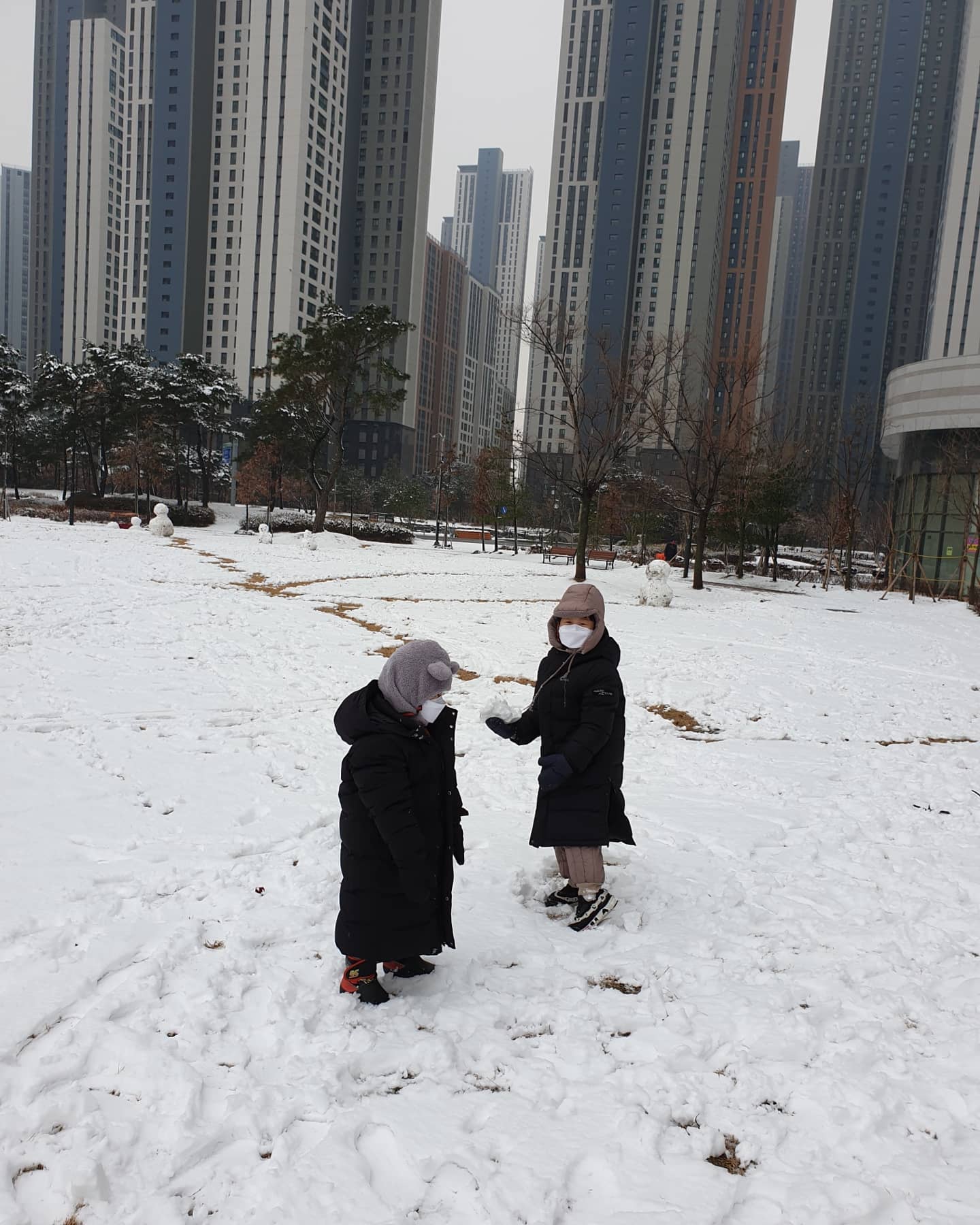 코로나지만
#눈사람  만들어야지
간만에 #콧바람
이날 눈이 왔음에도 안추웠음
기분좋게 #겨울만끽
#8살#6살 #마지막겨울