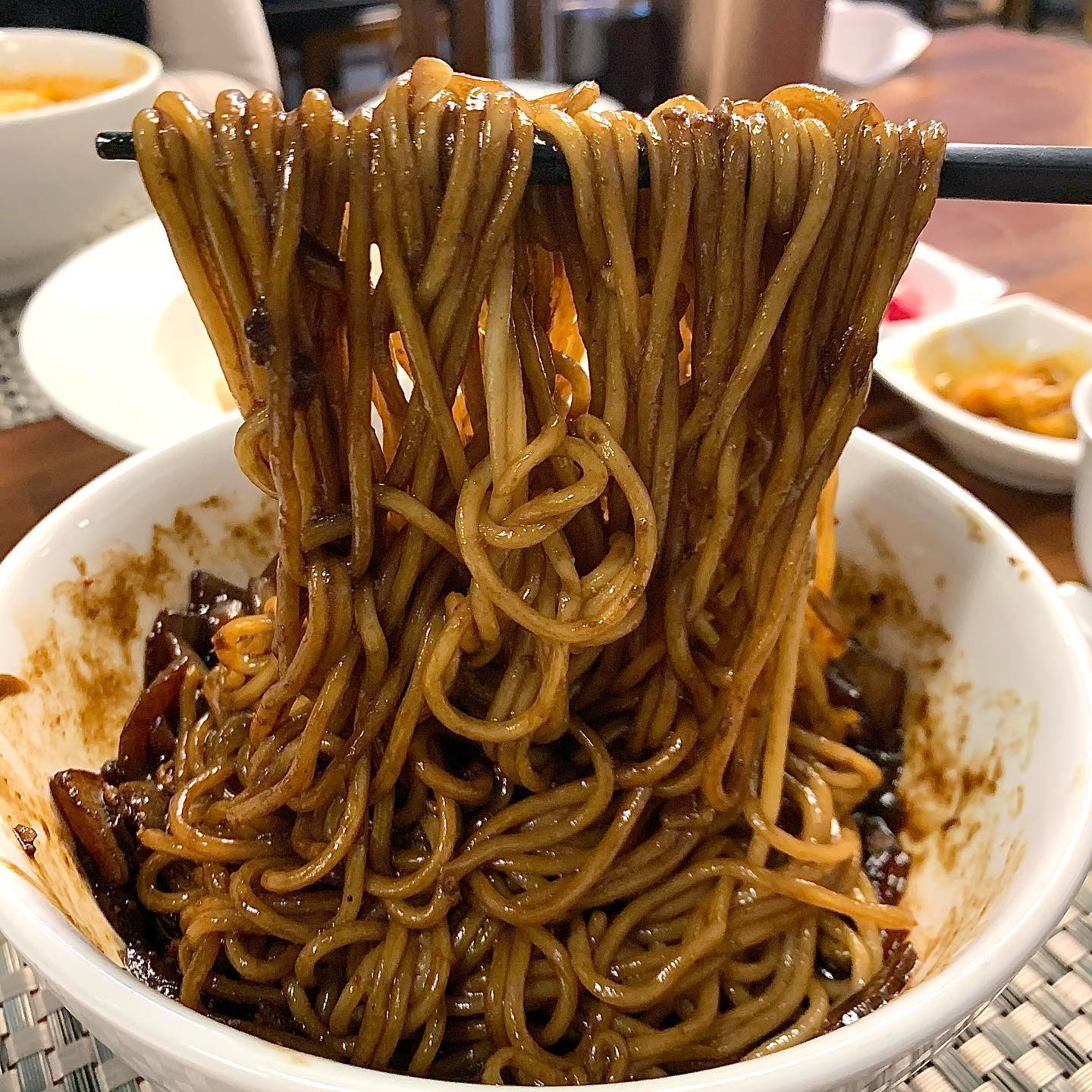 #협찬 #성수속향연
⠀
탕수육이 진짜 너무 맛있는 중식당🤍
⠀
성수동엔 맛집이 왜 이렇게나 많은지!!
이번엔 오랜만에 중식당을 다녀왔어요➰
전직 신라호텔 주방장님께서 운영하시는 곳이라 중식당 이름도 뭔가 멋스럽고,, 내부 인테리어도 꽤 고급스러웠던...🤭
⠀
시그니처 메뉴가 짜장, 짬뽕도 아니고 탕수육이었는데 왜 시그니처인지 먹자마자 납득이 됐음 ㅎㅎ
뽀얀 핑크빛의 안심살인데 먹자마자 입에서 녹고... 지금까지 먹어본 탕수육 중에 제일이었다고 할 수 있는데 다만 양이 조금 적은 것 같아서 아쉬웠다는 거 😭 맛있는 건 쌓아두고 먹고 싶어~!
⠀
중식당 기본 세트라고 할 수 있는 탕수육 + 짜장 + 짬뽕 주문하고 둘이서 아주 배부르게 냠냠😋🎶
짬뽕이랑 짜장 둘 다 면이 얇고 부드러운데 신기하게 면발이 잘 불지는 않는 느낌?! 사진 찍느라 초반에 시간 많이 지났는데도 탱탱해서 좋았던...😚💓
⠀
멘보샤랑 칠리새우, 크림새우도 있었는데 탕수육 한 입 먹자마자 다음에 오게 된다면 멘보샤도 꼭 먹어봐야겠다 싶었어용
탕수육 맛있는 곳은 거의 무조건 다른 요리도 맛있음bb
탕수육 또 먹고 싶다😂💜
⠀
<성수속향연>
- 탕수육과 향연 세트 : ₩23,000
[ 탕수육(소) + 짜장 + 짬뽕 ]
- 콜라 : ₩2,000
⠀