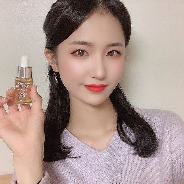 @s._.miiing on Instagram: “#협찬 🖤엥뎀 바바쿨 향수 바디오일 코코넛바닐라🖤 모든 피부에 사용 가능하고 향수, 바디오일, 헤어오일, 핸드오일, 수면오일로도 사용 가능😶 롤링향수 용기가 있어서 향수로 사용중이에요😃 마지막은 머리카락때문에 실패한 영상ㅋㅋㅋ🤷🏻‍♀️ . . . #엥뎀…”