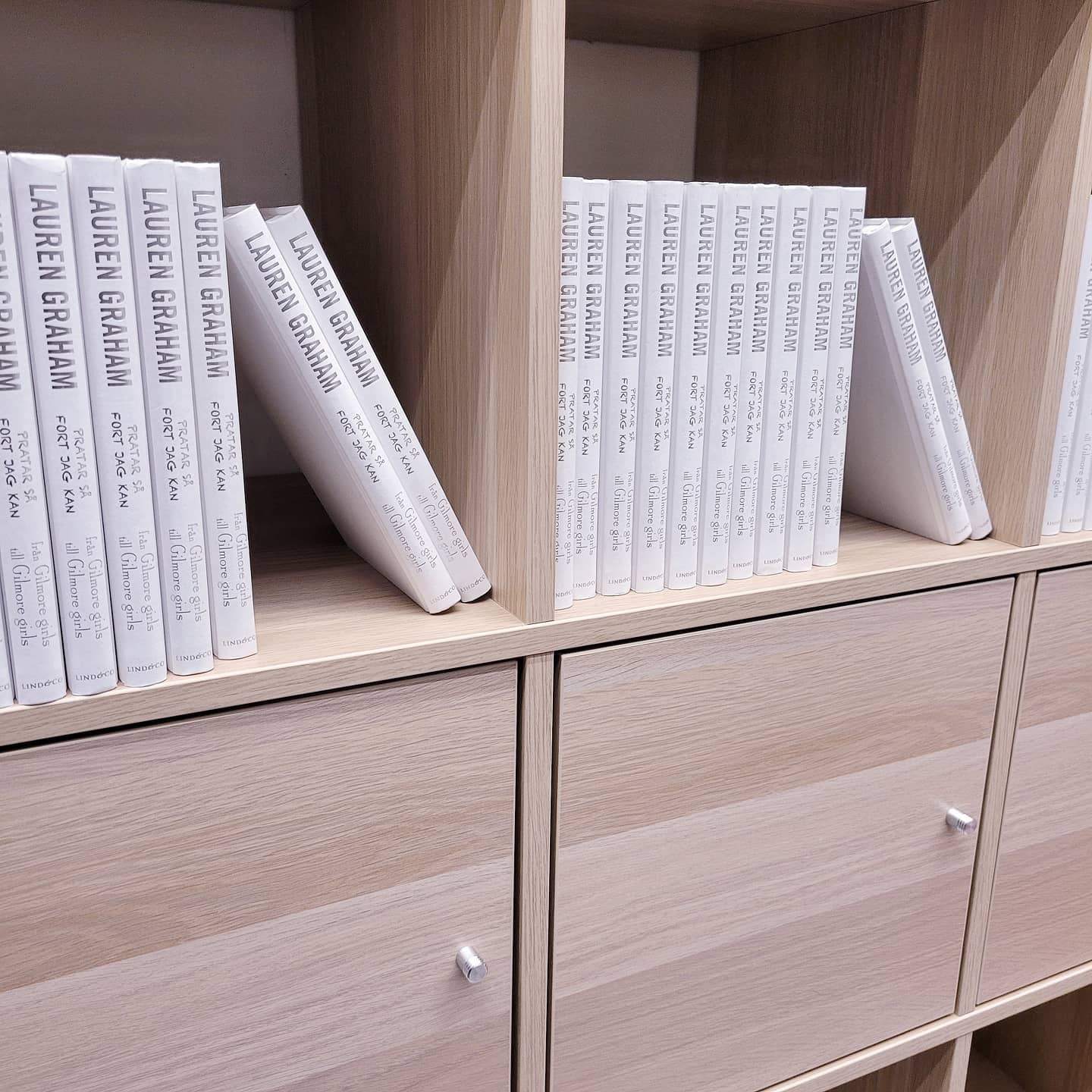 인테리어에 많이 사용하는 페이크북 -
⠀⠀⠀⠀⠀⠀⠀ 
📖📖📖
.
.
.