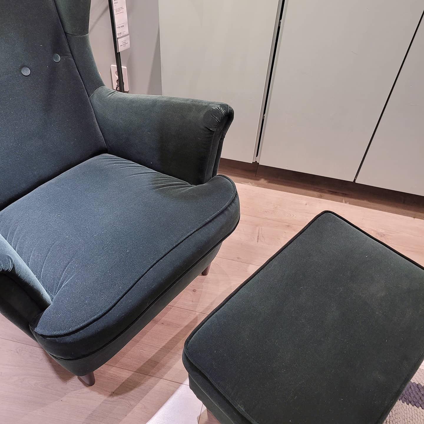 ⠀⠀⠀⠀⠀⠀⠀ 
딥한 다크 그린 색상의 소파 🛋 
.
.
.
부드러운 라이트그린 색상의
수납장과 잘 어울려요 
.
.
.