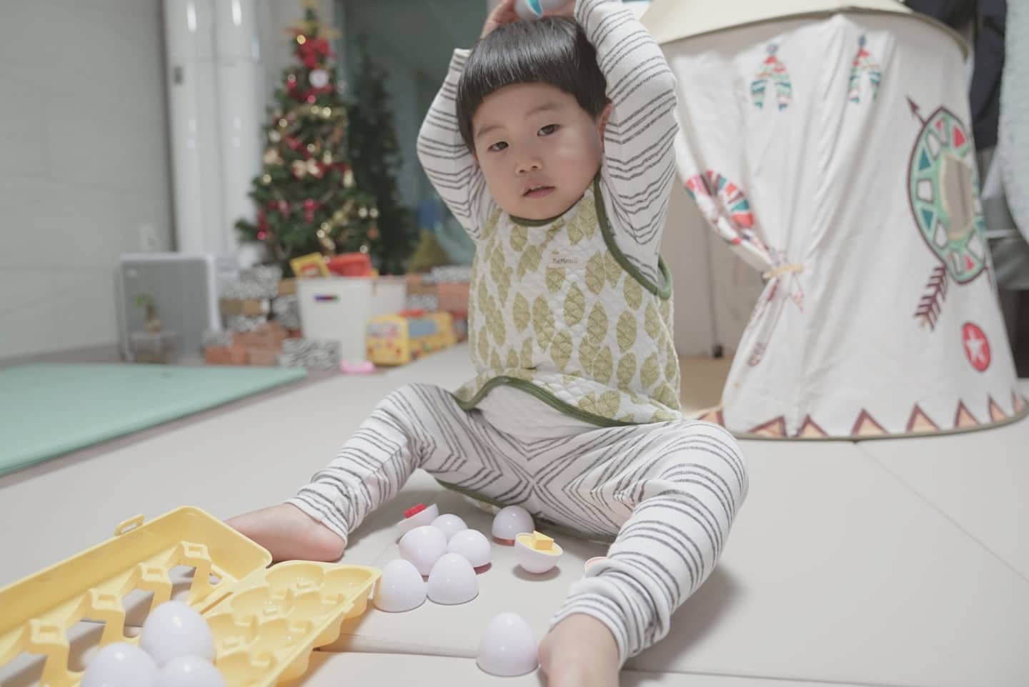 #협찬 #집콕놀이중

#퍼즐놀이 #집콕놀이아이템 #집콕놀이

너티브레인 매칭에그를 선물받은 #범이군 💕

도형, 숫자, 알파벳 중 범이 나이(28갤)에 
맞는 도형 버전을 선물 받았어요.🤗

모양/색깔 구분/ 시장놀이/찍기툴 등 여러가지로 활용이 가능하고 퍼즐놀이라 아이 지능발달에도 좋을 듯👍

#험피덤피
#계란놀이 를 좋아하는데 이제 깨질 걱정도 없고 다양한 방식으로 놀 수 있으니 굿굿🐥🐣 

퍼즐 좋아하는 아이나 집콕놀이템으로 새로운 걸 찾는 맘들에게 딱인 아이템이랍니다🥰

#너티브레인 #매칭에그 #계란장난감 #달걀도형맞추기 #달걀장난감 #도형맞추기장난감 #도형끼우기 #도형장난감