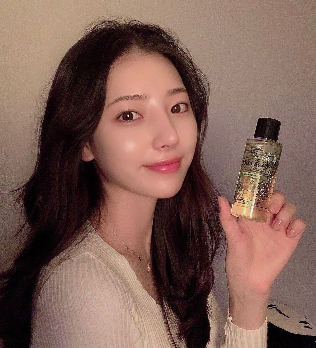 밎이 on Instagram: “엥뎀 바바쿨 향수바디오일 아몬드향🧺🥜 ⠀ 샤워하고 몸에 발라 흡수시켜주고, 자기전에도 침구와 애착인형에 이 아몬드오일을…”