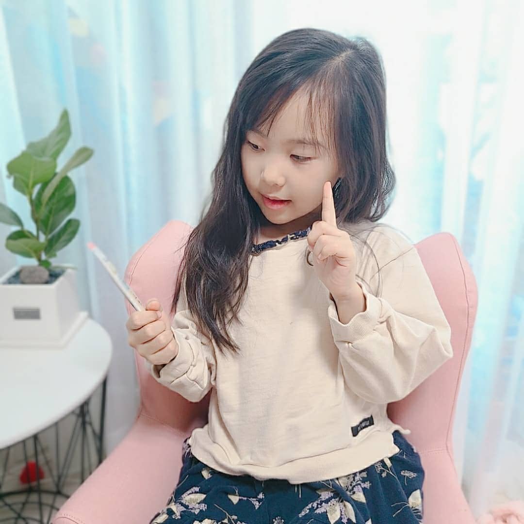 노블 on Instagram: “#협찬 건강관리에 집중해야 하는 요즘 뿌니의 면역력을 위해 준비한 #잇츠노멀 #홍삼면역스틱키즈 하루 한포로 충분한 사포닌 함량의 #어린이홍삼 성장기면역력에 좋은 홍삼은 물론 아연까지 함유한 제품이에요 간편하고 위생적인 스틱타입으로 휴대도 먹기에도…”