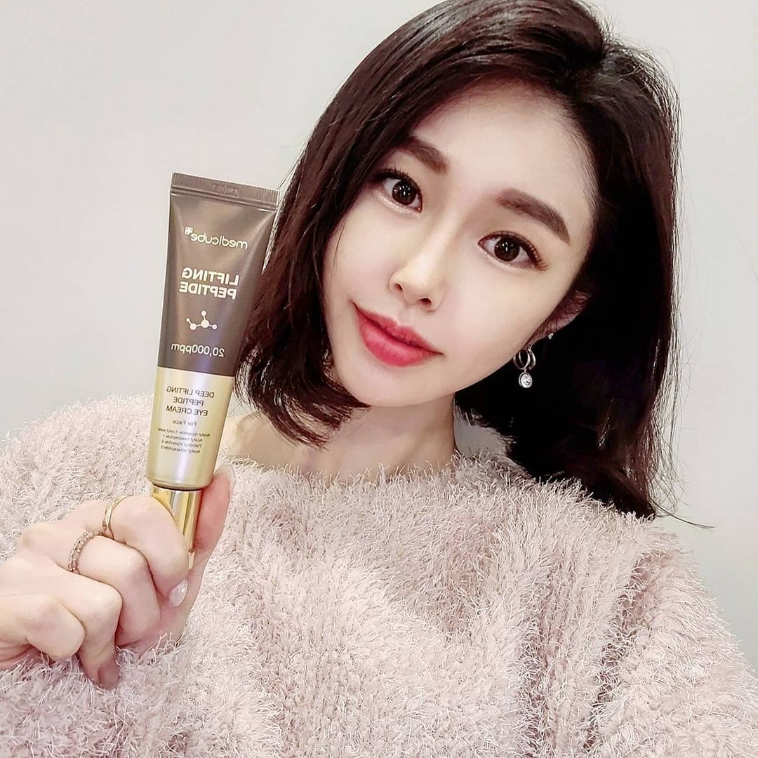 ᴊɪᴇᴜɴ ˚ෆ*₊ on Instagram: “#협찬 2주 사용으로 눈가 주름은 물론 얼굴 전체까지 관리 가능한 메디큐브 펩타이드 아이크림 포 페이스! 최적의 함량으로 배합된 4종 펩타이드 콤플렉스 20,000ppm함유, 6종 인체적용 시험까지 꼼꼼하게 완료된 착한 성분만 담은 순한…”