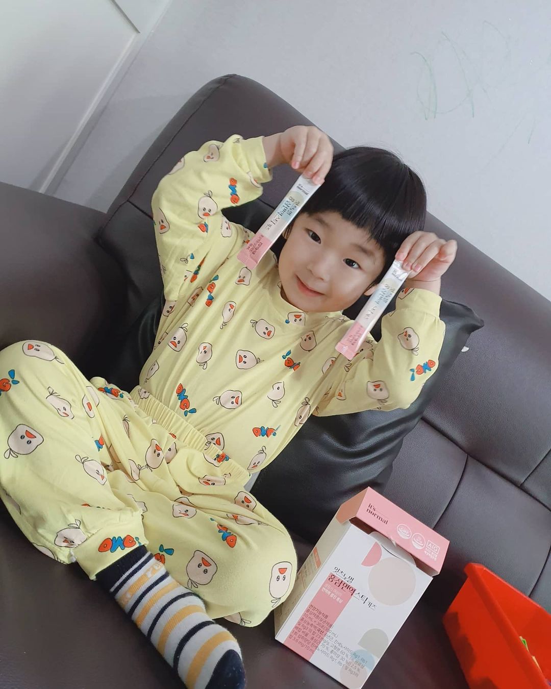 미소천사꼬미♥ on Instagram: “#제품협찬⠀ 간편하게 하루 한포 먹기좋은⠀ 홍삼면역스틱⠀ 기관지에 좋은 모과.도라지⠀ 배.생강이 함유되어 있어⠀ 요즘 챙겨먹여요💕⠀ 망고와 세븐베리로 건강한맛을 내서 먹기좋아요🤗⠀ ⠀ ⠀ ⠀ ⠀ ⠀ ⠀ ⠀ …”