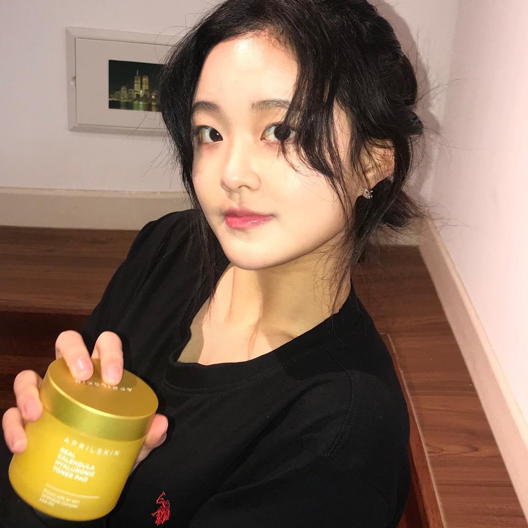송경진 on Instagram: “@aprilskin_korea [리얼 카렌둘라 히알루로닉 토너패드] 자극이 적게 모공타이트닝을 확실하게 해주는 에이프릴스킨 제품! 영상을 보면 알 수 있듯이 다른 제품들과는 다르게 에센스가 가득! 담겨있어 충분히 피부에 전체적으로 도포할 수…”