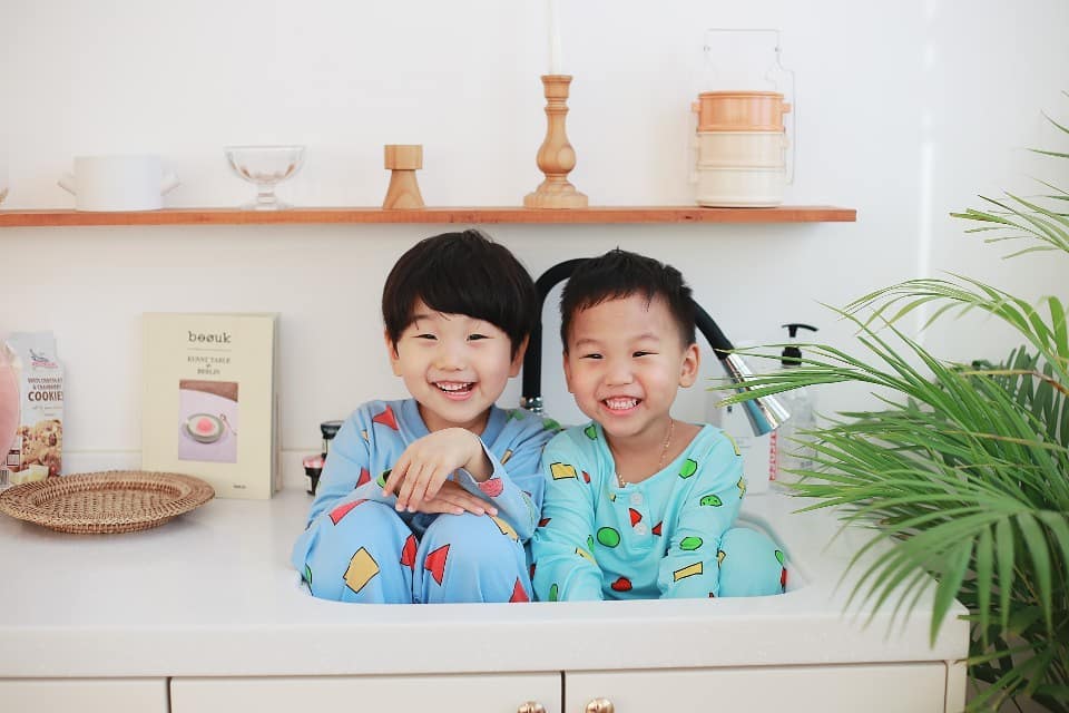 🧒🏻 첫줄  #연형제 #하이2021
⠀
⠀
⠀
⠀
연준아 7살 된걸 축하해, 연우야 5살 된걸 축하해 😊❣
⠀
⠀
연준이는 유치원에서 제일 형아가 되는걸
연우는 유치원 가서 형아가 되는걸 그렇게 원했는데~ 🙂
⠀
⠀
⠀
너무 빨리 커서 아쉽지만 그래도 잘커줘서 고마워😊 
엄마가 많이 사랑한다 ❤
⠀
⠀
⠀
⠀
⠀
⠀
⠀
#김연준 #김연우
#아역배우 
#귀여운아이 #7살 #5살
#키즈화보 #컨셉촬영