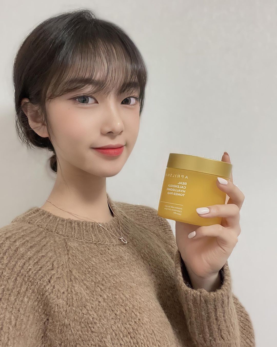 박예솔 on Instagram: “에이프릴스킨 ‘리얼 카렌둘라 히알루로닉 토너패드’ 리뷰 🐰 에이프릴스킨을 애용하는 만큼 며칠 사용한 후기를 가져왔어요…”