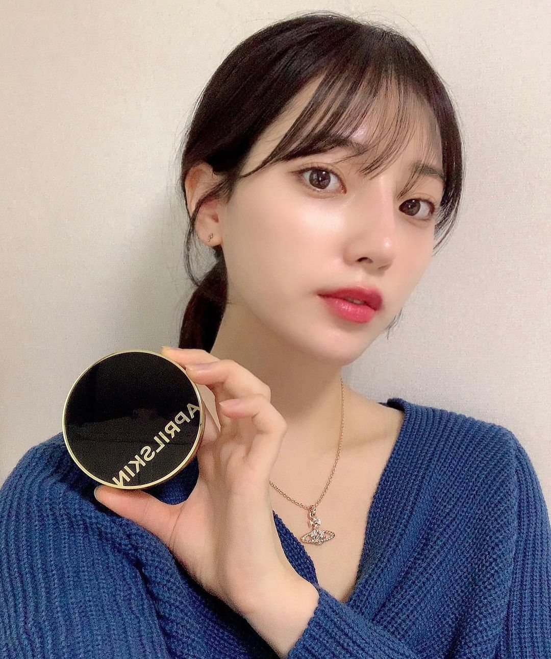 밎이 on Instagram: “레드벨벳 예리의 찐템🪄🪞 ⠀ 330만개 완판된 베스크셀러 쿠션🖤 깔끔하게 피부에 착 붙는 마무리감에 3중 커버 파우더로 컨실러가 필요없는 강력한 커버력을 가졌다고해요! 겉보속촉이여서 각질부각 없이 수분밀착 되어 사계절용으로 아주 좋은 제품👏🏻 스킨케어…”