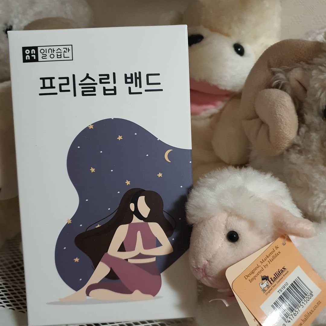BLAIR JUNG 👸🏻 on Instagram: “#협찬 자면서도 얼굴라인 관리할수있는 곰스 얼굴밴드에요! 요즘 얼굴처짐을 느끼다보니 브이라인이랑 얼굴 리프팅에 관심이 넘 많거든요😭 그러다 알게된 곰스 얼굴밴드! 간편히 잘때 티비볼때 스윽 착용만해주면되고 착용전에는 엄청 답답할줄 알았는데 크게…”