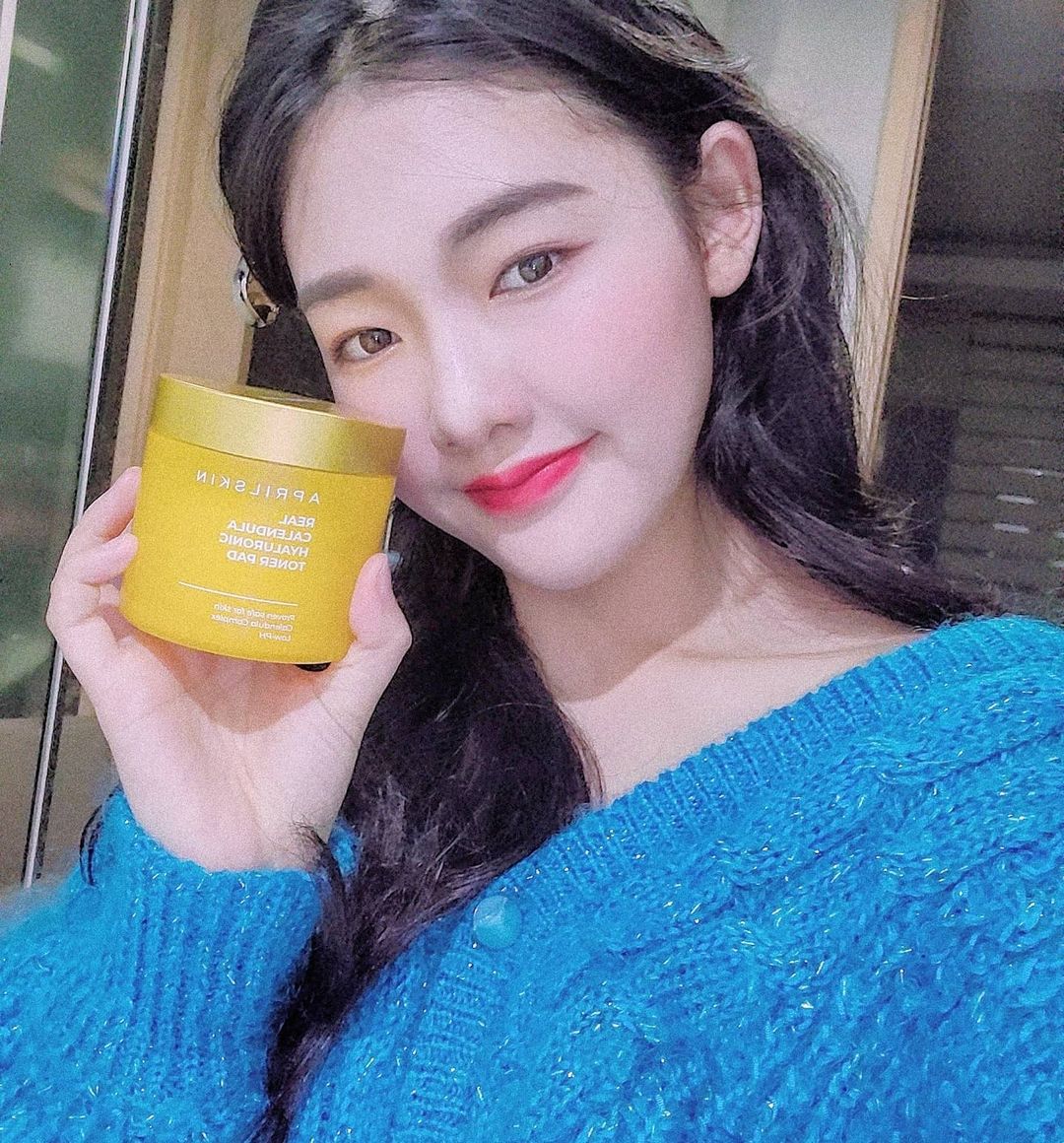 주연 on Instagram: “#협찬 @aprilskin_korea - 에센스 용량이 10g이나 추가 된 토너패드! *8가지 인체실험 완료 : 카렌둘라 꽃잎으로 진정케어가 가능하며, 카렌둘라 꽃수 79% 에센스로 피부진정에 많은 도움을 ! 그리고 저자극 필링성분 pha함유로…”
